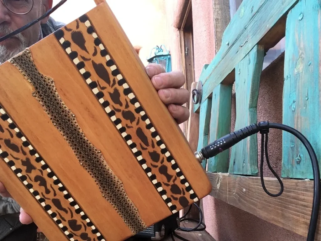 A man holding a Lamellaphone