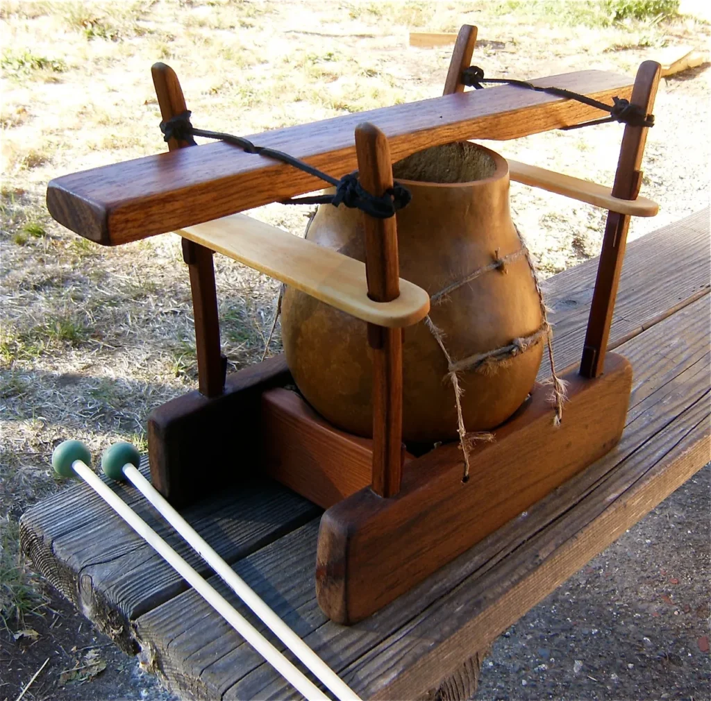 A wooden spinning wheel bench with lamellaphone.