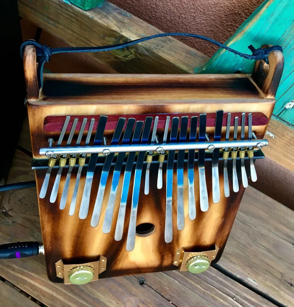 A Lamellaphone is sitting on a wooden table.