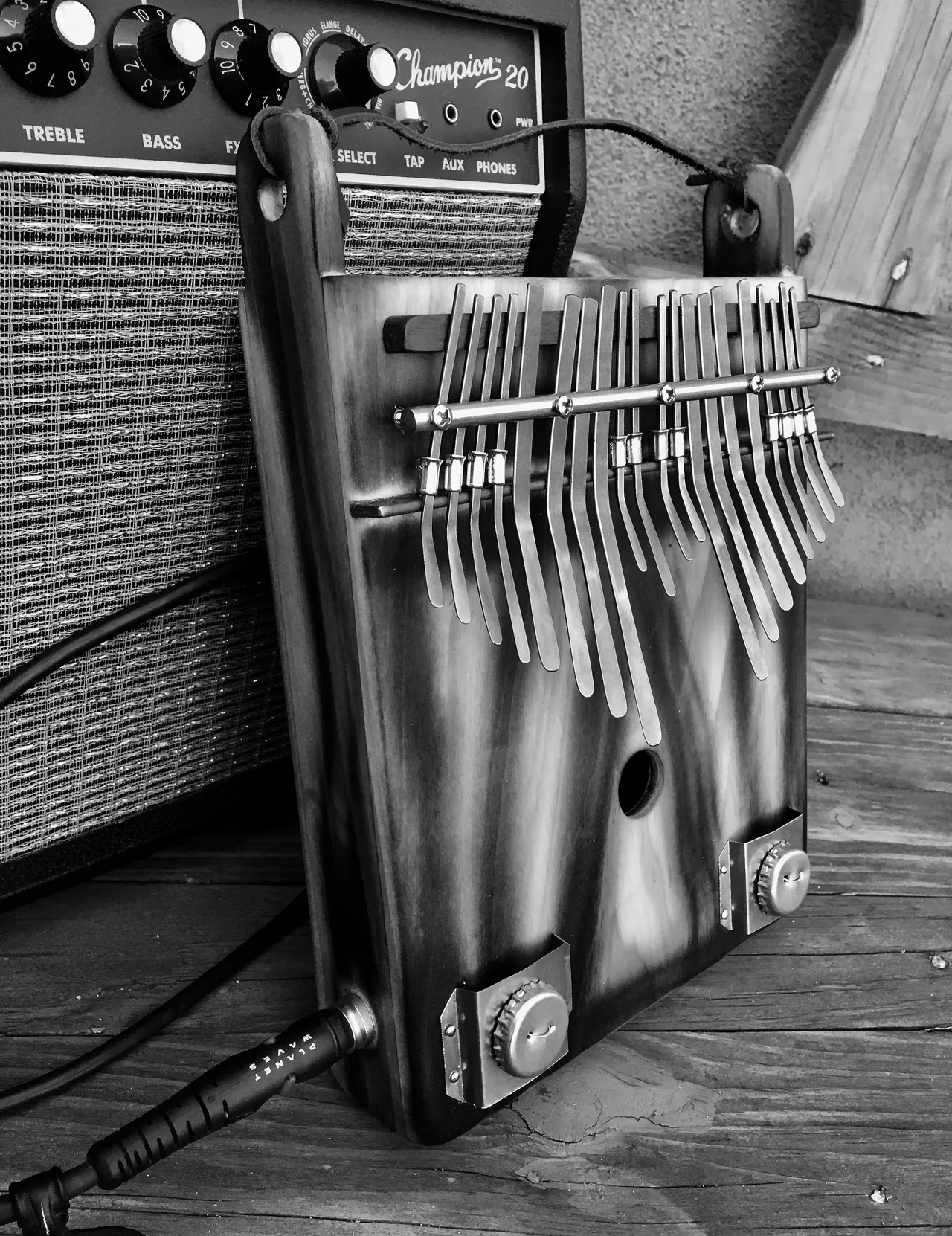 A black and white photo of a Lamellaphone instrument.