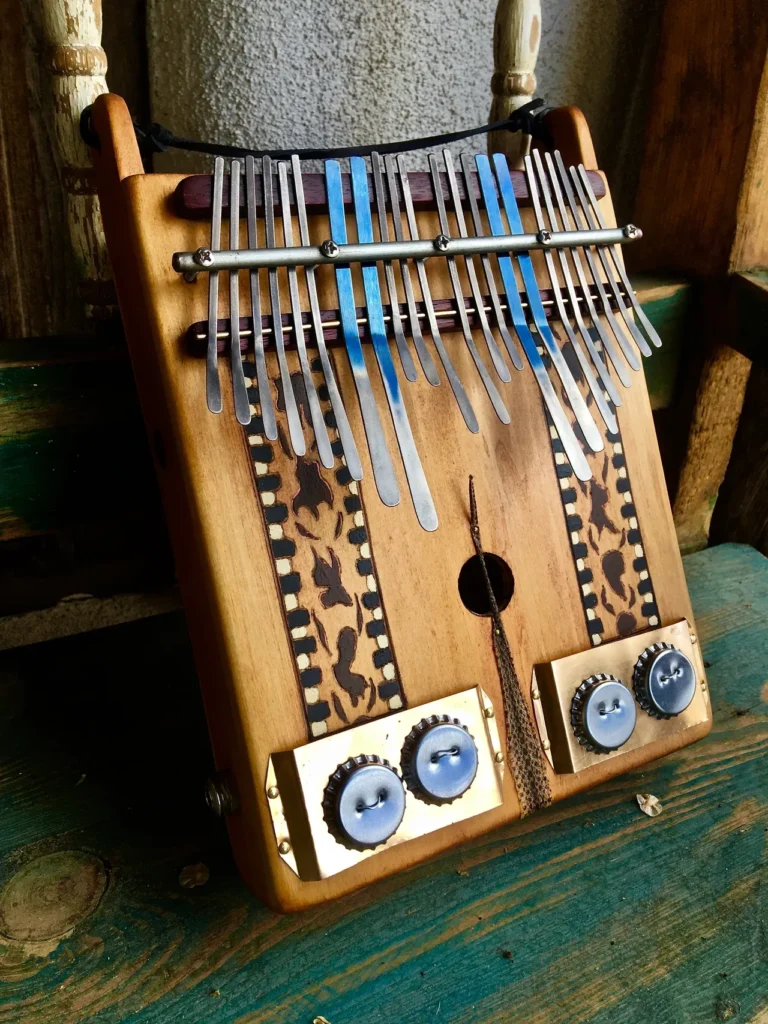 A lamellaphone instrument is sitting on a wooden bench.