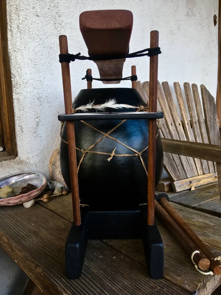 A wooden bowl with a Lamellaphone on a wooden stand.