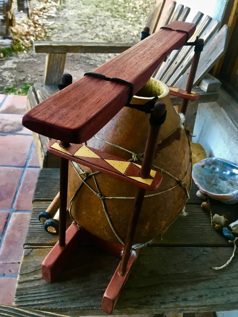 A wooden lamellaphone on a wooden table.