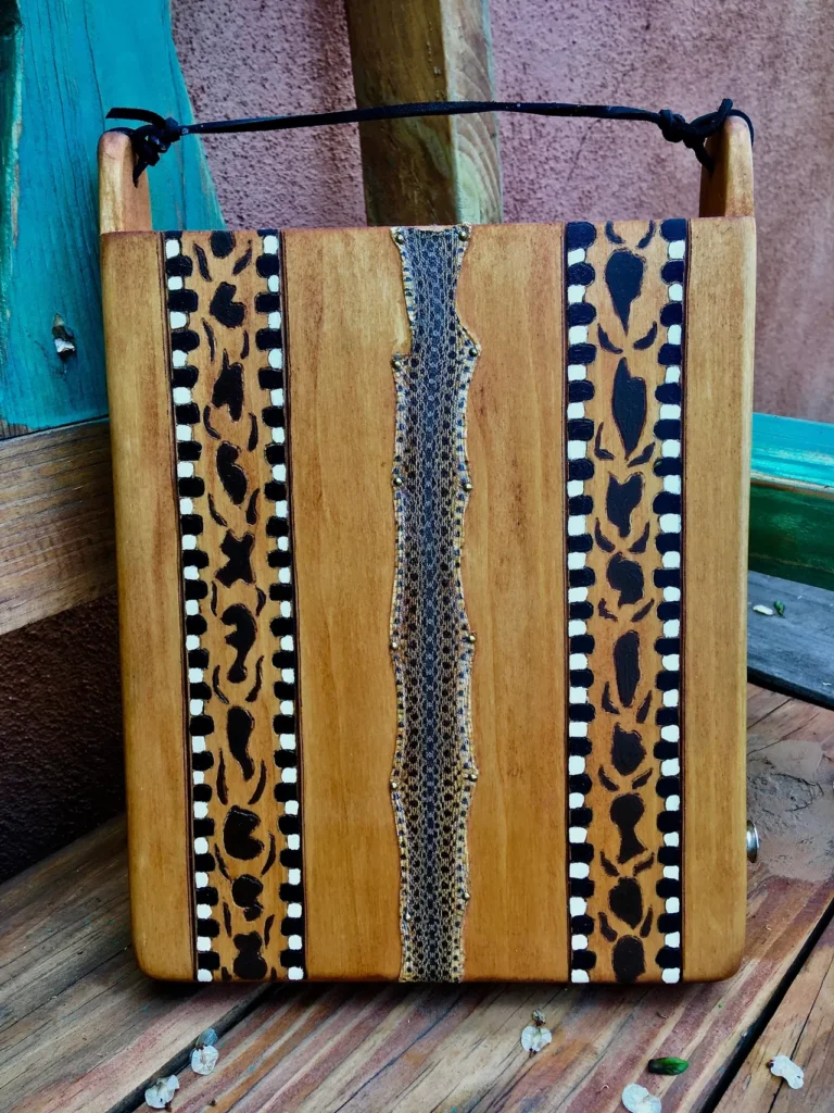 A Gourd Lamellaphone with a pattern on it.