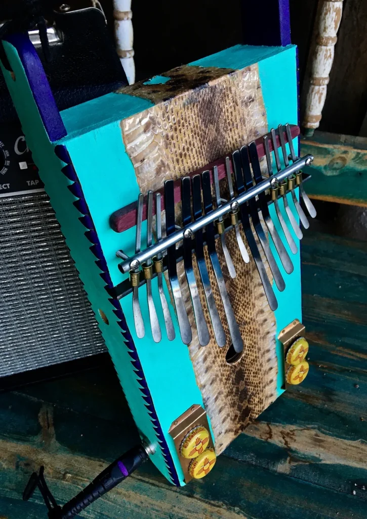 A Lamellaphone is sitting on top of a wooden table.