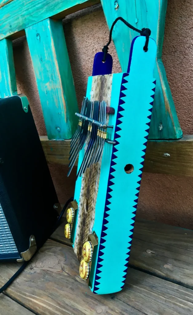 A blue lamellaphone sits on a wooden bench.