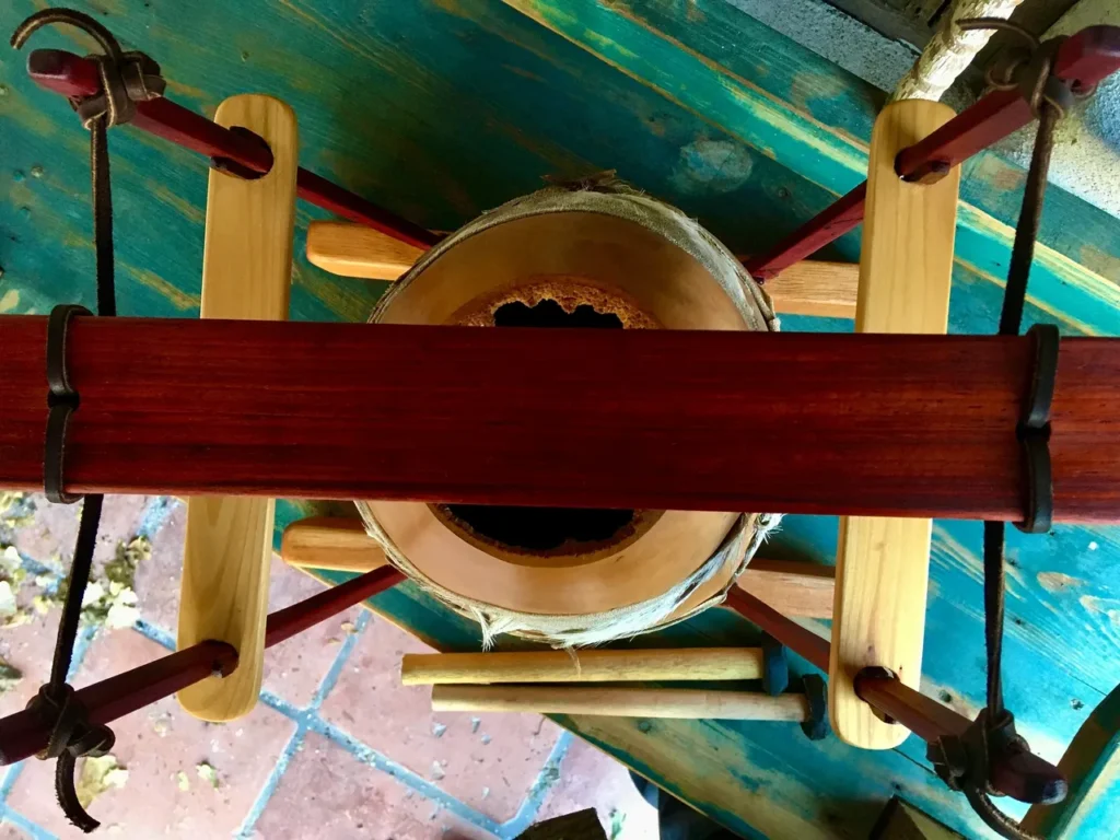 A wooden bowl on a wooden Lamellaphone.