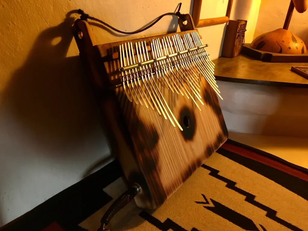 A Lamellaphone instrument is sitting on top of a rug.