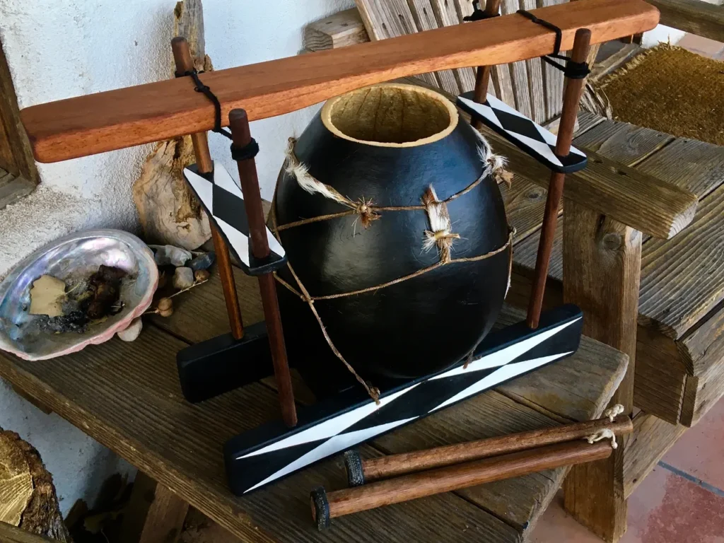 A black and white lamellaphone on a wooden table.