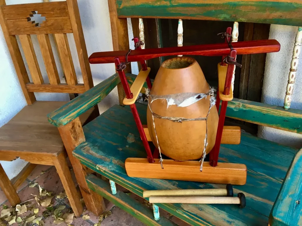 A wooden chair with a Lamellaphone drum.