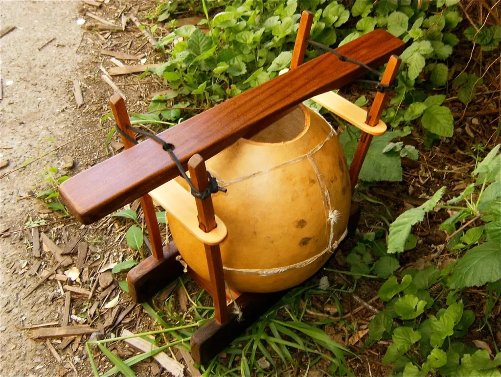 A wooden lamellaphone drum on a wooden stand.